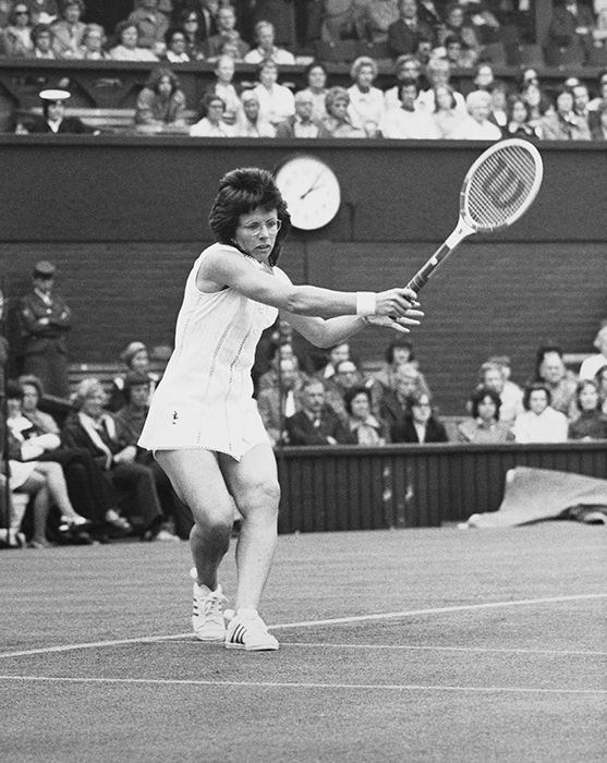 1974년 6월 25일 열린 윔블던 론 테니스 챔피언십 여자 단식 2라운드 경기에서 미국의 빌리 진 킹이 경기를 하고 있다. 게티이미지