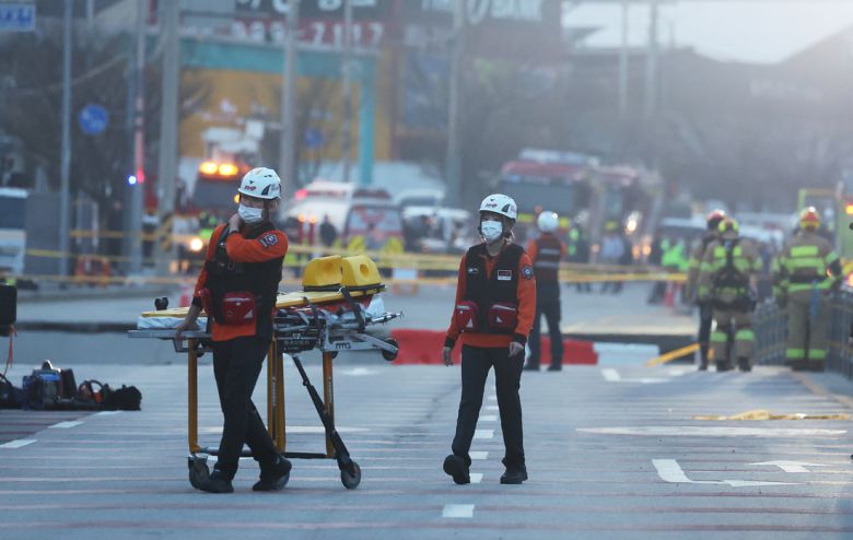 경기도 광명시 일직동 신안산선 공사 붕괴 사고 현장에서 11일 구조대원들이 분주하게 움직이고 있다. 연합뉴스