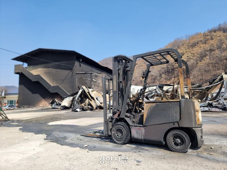 지난 4월 8일 경북 안동시 길안면 마을공동창고가 전소된 채 방치돼 있다. 이호준 기자