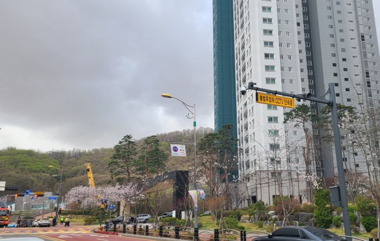 지난 13일 경찰이 붕괴 사고가 발생한 경기 광명시 신안산선 지하터널 공사현장을 통제하고 있다. 김태희 기자