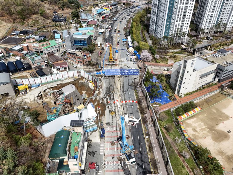 13일 경기 광명시 일직동 신안산선 복선전철 붕괴 사고 현장이 추가 붕괴 우려와 기상악화로 실종자 수색 작업이 중단돼 있다. 지난 11일 이곳에선 지하터널 내부 기둥에 균열이 발생하면서 지하 공사 현장과 상부 도로 50m가량이 붕괴하는 사고가 발생했다. 2025.4.13 이준헌 기자