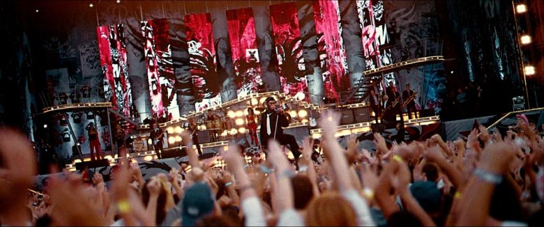 영화 <베러맨> 한 장면. 침팬지 모습으로 표현된 로비 윌리엄스가 관중의 환호 속에 공연을 펼치고 있다. CJ CGV 제공