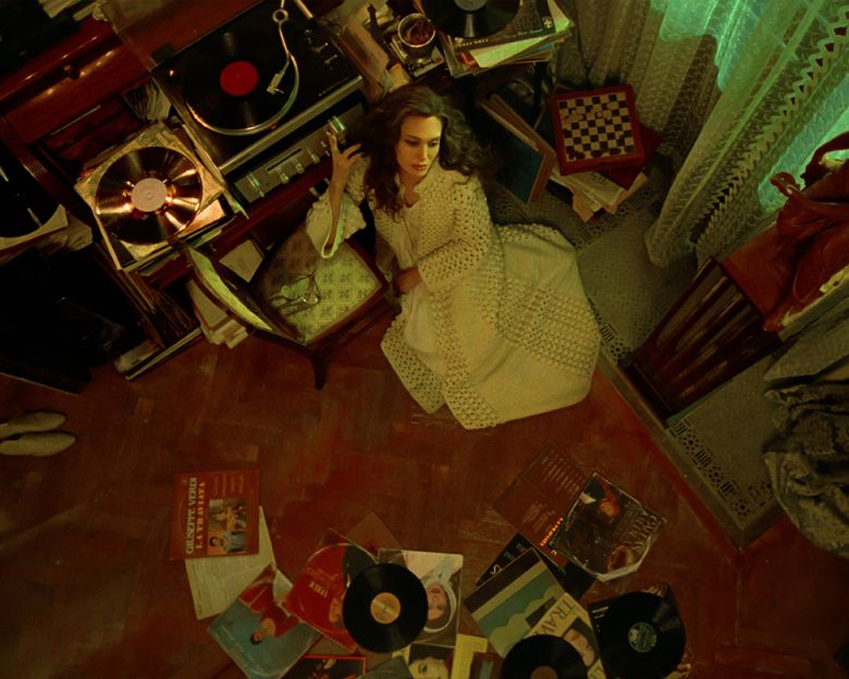 영화 <마리아> 속 마리아 칼라스(앤젤리나 졸리)는 대부분의 시간을 프랑스 파리 자택에서 보낸다. 판씨네마 제공