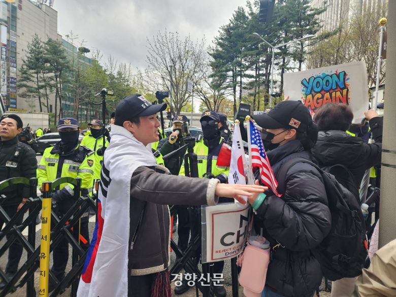 윤 전 대통령 지지자들이 14일 서울 서초구 서울중앙지법 맞은편 횡단보도 앞에 모여 있다. 우혜림 기자