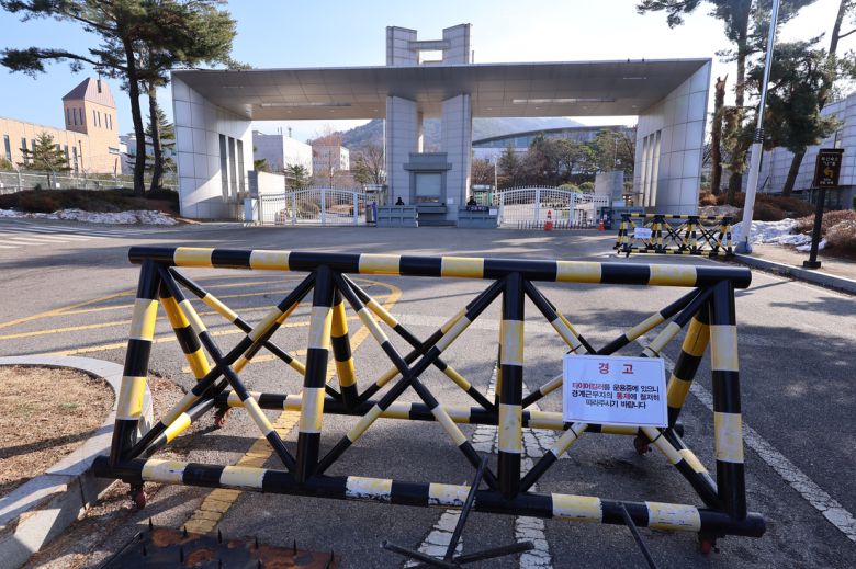 12·3 비상계엄 사태를 수사하는 검찰 비상계엄 특별수사본부가 지난해 12월9일 경기도 과천시 국군방첩사령부에서 압수수색을 진행하고 있다. 연합뉴스