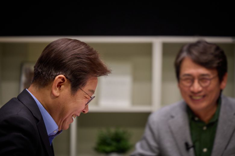 이재명 전 더불어민주당 대표가 유튜브채널 <사람사는세상 노무현재단>에서 유시민 작가 등과 대담하는 모습. 이 전 대표 경선캠프 제공