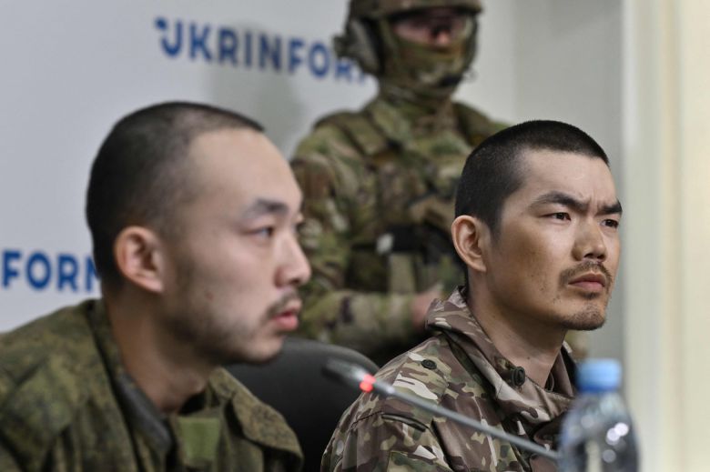우크라이나 도네츠크 지역에서 포로로 붙잡힌 러시아군 중국 용병 장런보와 왕광쥔이 14일(현지시간) 우크라이나 키이우에서 보안국 주최로 열린 기자회견에 참석해 발언하고 있다. AFP연합뉴스