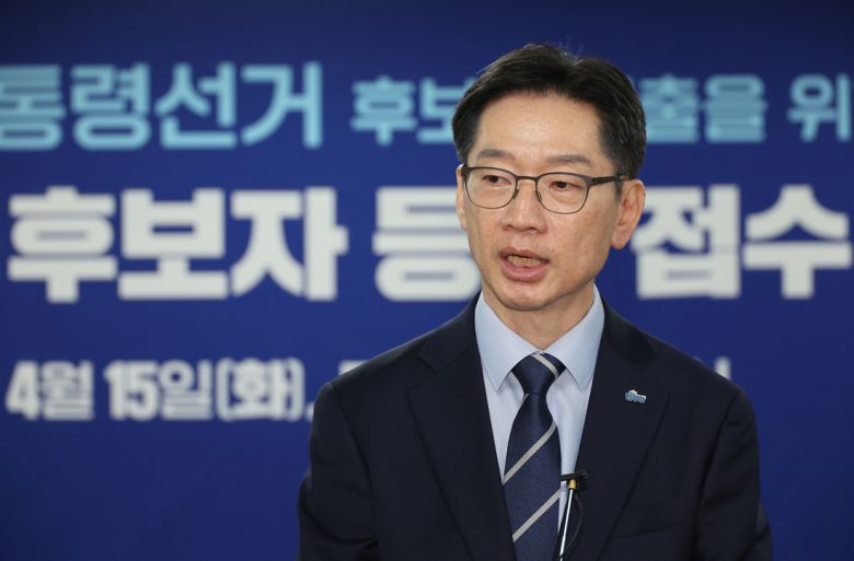 더불어민주당 대선주자인 김경수 전 경남지사가 15일 서울 영등포구 더불어민주당사에서 당 경선 후보자로 등록한 뒤 소감을 밝히고 있다.  연합뉴스