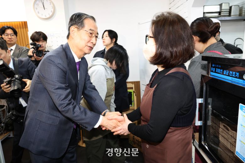 한덕수 대통령 권한대행 국무총리가 16일 결식 아동에게 무료 점심을 제공하는 울산 중구의 돈까스 식당을 찾아 사장과 직원들을 격려하고 있다. 김창길 기자