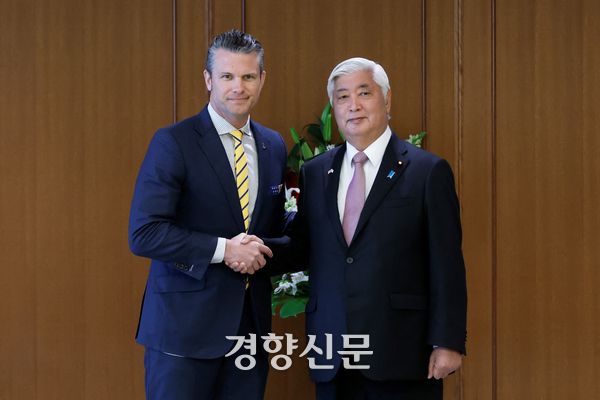 피트 헤그세스 미국 국방장관과 나카타니 겐 일본 방위상이 지난달 30일 도쿄 방위성에서 열린 회담에서 악수하고 있다.  연합뉴스
