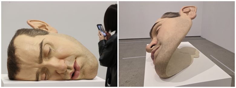 론 뮤익의 2002년 작 ‘마스크 Ⅱ’의 앞(왼쪽)과 옆. 연합뉴스·윤승민 기자