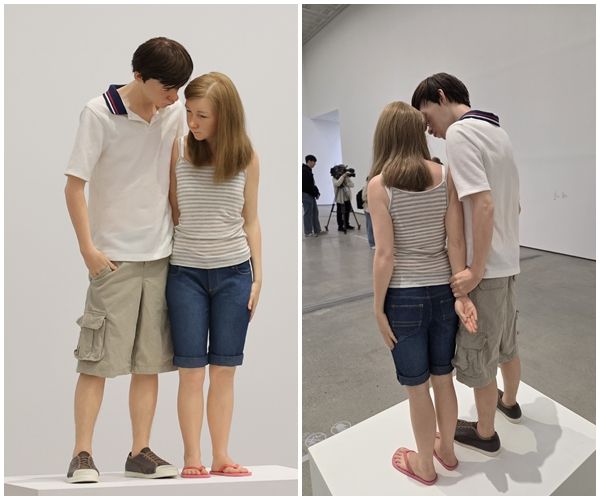 론 뮤익의 2013년 작 ‘젊은 연인’의 앞(왼쪽)과 뒤. 연합뉴스·윤승민 기자