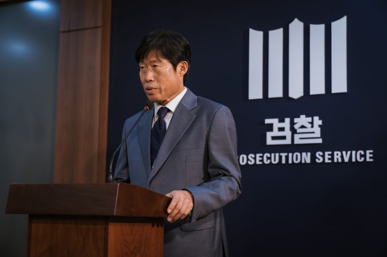 영화 <야당>에서 유해진 배우가 구관희 검사 역을 연기하고 있다. 플러스엠엔터테인먼트 제공