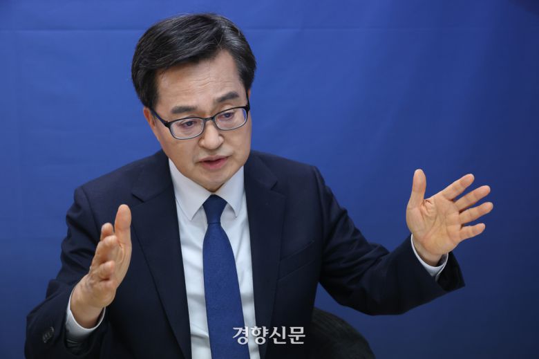 김동연 더불어민주당 대선 경선 후보가 지난 15일 서울 여의도 선거 캠프 사무실에서 기자와 인터뷰하고 있다. 성동훈 기자