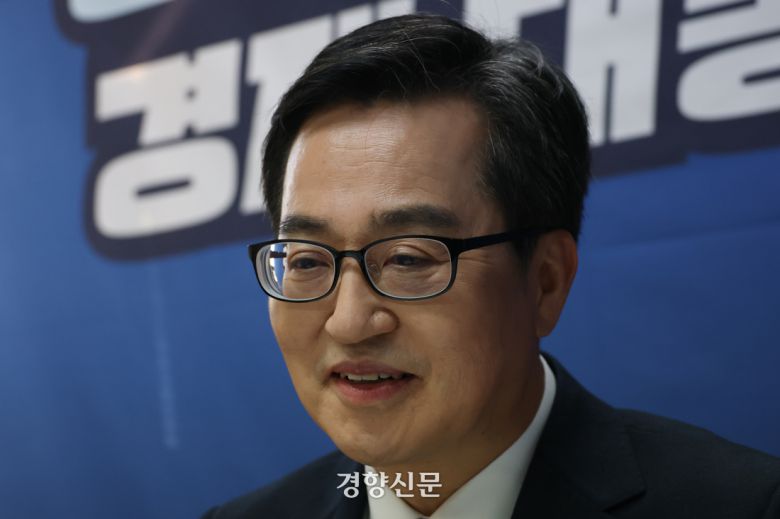 김동연 더불어민주당 대선 경선 후보가 지난 15일 서울 여의도 선거 캠프 사무실에서 기자와 인터뷰하고 있다. 성동훈 기자