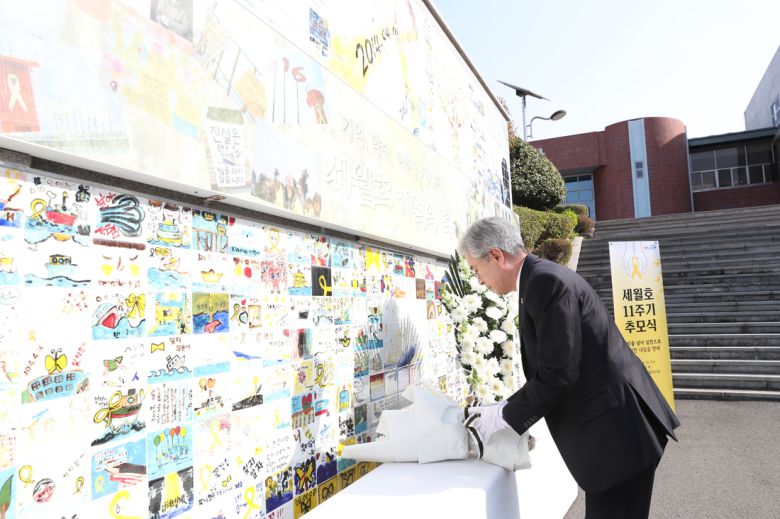 박종훈 경남도교육감이 16일 경남 창원시 의창구 도교육청 교육연수원 세월호 기억의 벽에서 열린 ‘세월호 참사 추모식’에서 헌화하고 있다.  경남교육청 제공