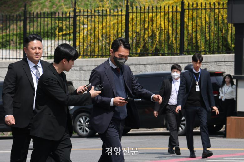경찰 비상계엄 특별수사단이 16일 압수수색을 위해 서울 용산 대통령실 청사 민원실 출입구로 들어서고 있다. .김창길 기자