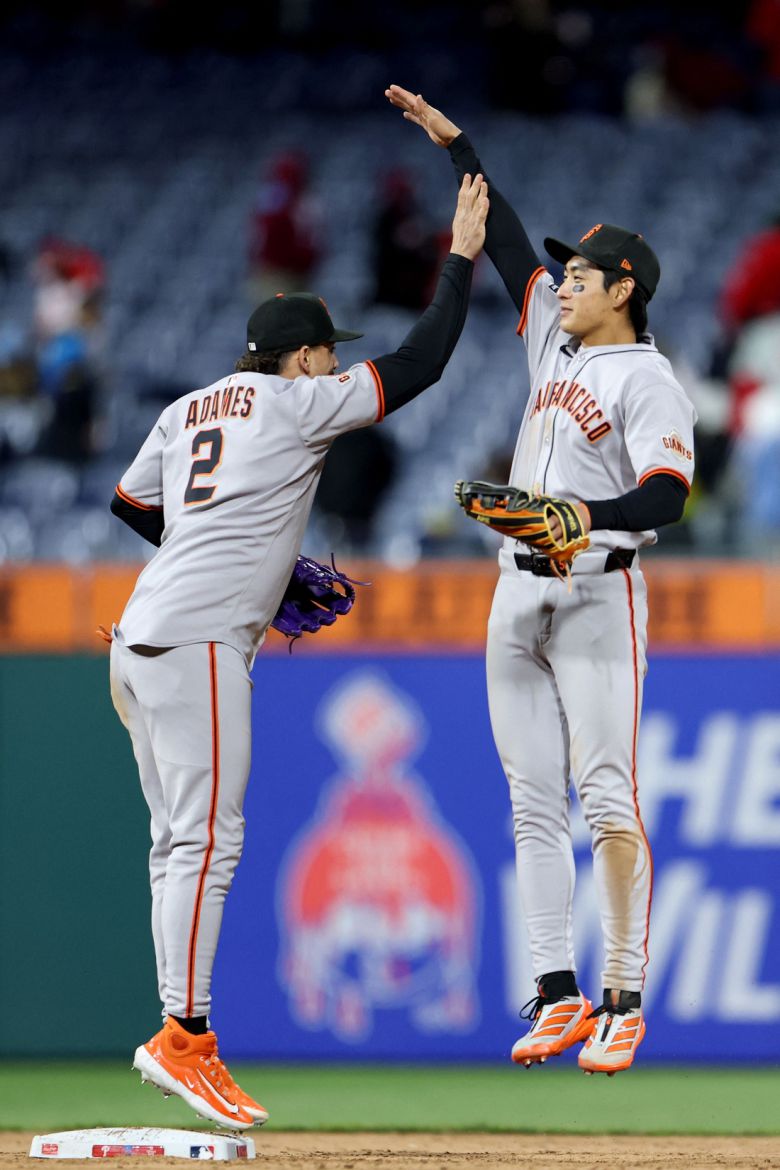샌프란시스코 이정후(오른쪽)가 17일 필라델피아 원정경기 승리 후 팀 동료 윌리 아다메스와 하이파이브 하고 있다. AFP연합뉴스
