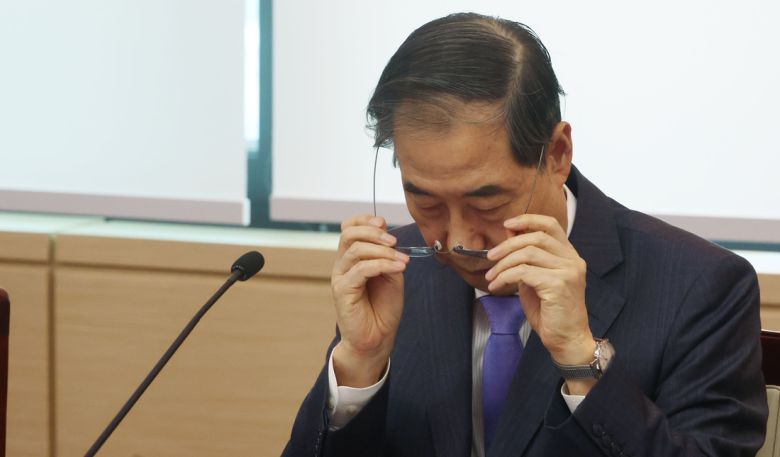 한덕수 대통령 권한대행 겸 국무총리가 17일 정부서울청사에서 열린 제6차 APEC 정상회 준비위원회에 참석해 안경을 고쳐쓰고 있다. 대통령실사진기자단