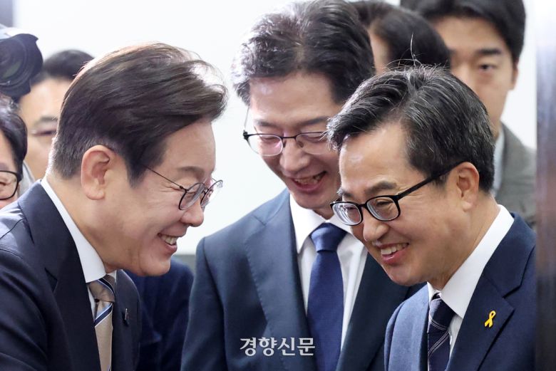 더불어민주당 대선 경선에 출마한 이재명 전 대표, 김경수 전 경남지사, 김동연 경기지사(왼쪽부터)가 지난 16일 국회 당대표회의실에서 열린 공명선거실천협약식에 앞서 웃으며 대화하고 있다. 박민규 선임기자