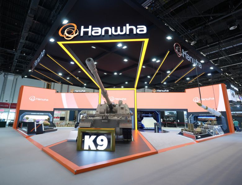 ‘IDEX 2025’에 전시된 한화에어로스페이스와 한화시스템의 통합전시관 전경. 한화에어로스페이스 제공