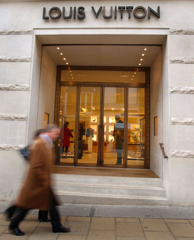 런던 본드 스트리트에 위치한 루이뷔통 매장 앞으로 행인들이 지나가고 있다. 게티이미지