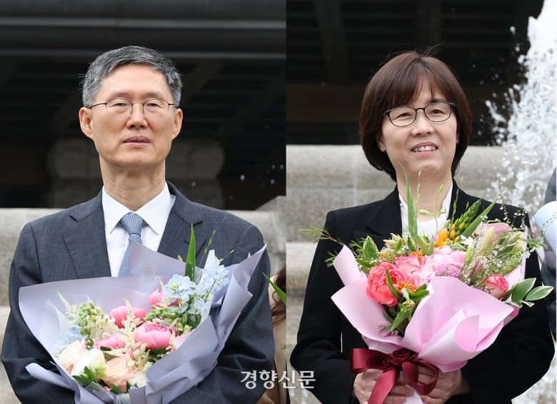 문형배 헌법재판소장 권한대행(왼쪽)과 이미선 재판관이 18일 서울 종로구 헌법재판소에서 열린 퇴임식에서 기념촬영을 하고 있다. 권도현 기자