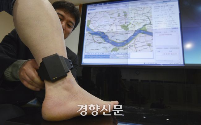 전자발찌를 찬 60대 A씨가 보호관찰관을 폭행하는 등 추가 범죄를 저질러 징역형을 받았다. 사진은 위치추적중앙관제센터에서 경찰 관계자가 전자발찌에 대해 설명하는 장면이다. 경향신문 자료사진