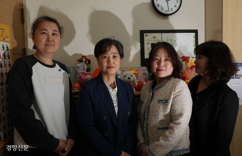 장애인 자녀를 둔 황선희·이정욱·이형숙·임숙정씨(왼쪽부터)가 지난 17일 서울 서대문구 한국중증중복뇌병변장애인부모회 사무실에서 경향신문 취재에 응하고 있다. 정효진 기자