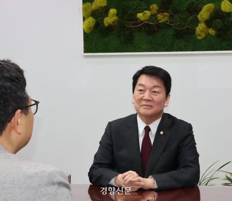 안철수 국민의힘 대선 경선 후보가 20일 국회 의원회관에서 경향신문 기자와 인터뷰하고 있다. 안철수 의원실 제공