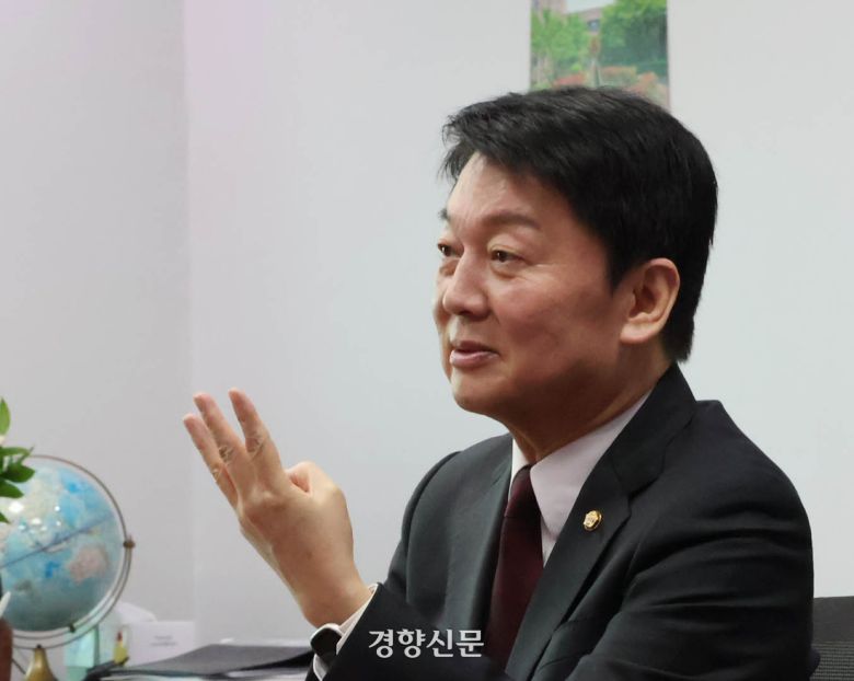 안철수 국민의힘 대선 경선 후보가 20일 국회 의원회관에서 경향신문 기자와 인터뷰하고 있다. 안철수 의원실 제공