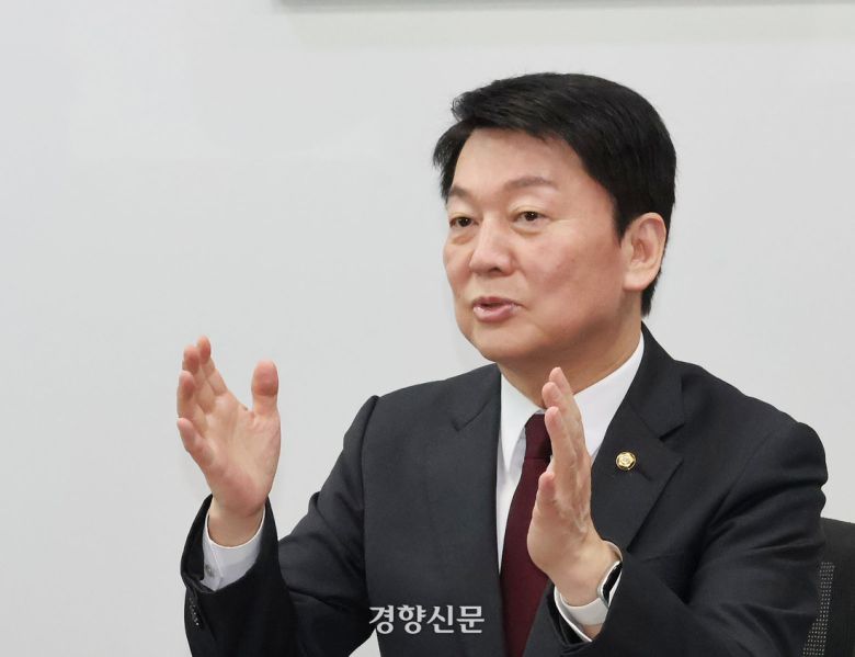 안철수 국민의힘 대선 경선 후보가 20일 국회 의원회관에서 경향신문 기자와 인터뷰하고 있다. 안철수 의원실 제공