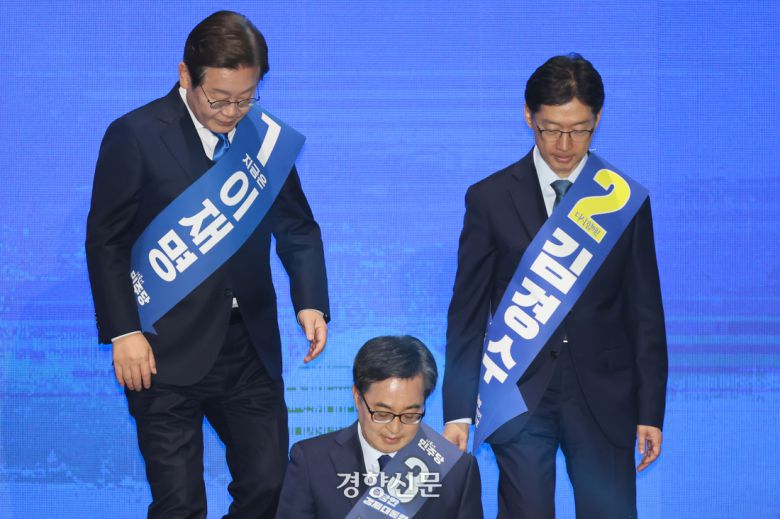 이재명·김경수·김동연 더불어민주당 대선 경선 후보(왼쪽부터)가 20일 울산광역시 울산전시컨벤션센터에서 열린 영남권 합동연설회에서 이동하고 있다. 울산 | 성동훈 기자