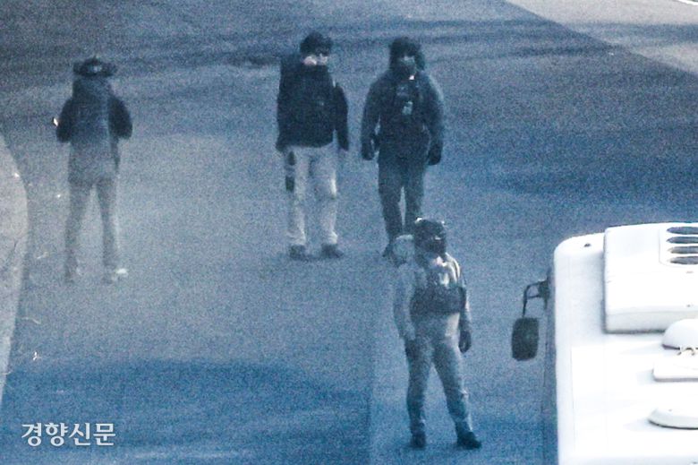 윤석열 전 대통령에 대한 2차 체포영장 집행이 임박했던 지난 1월 서울 용산구 한남동 대통령 관저에 전술복을 착용한 경호처 직원들이 경내를 순찰하고 있다. 성동훈 기자