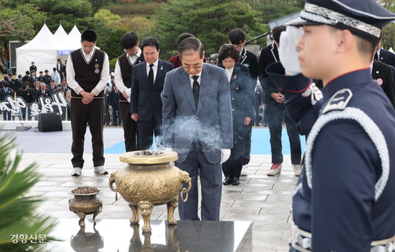 4·19 묘역 참배 한덕수 대통령 권한대행 겸 국무총리가 지난 19일 서울 강북구 국립4·19민주묘지에서 열린 제65주년 4·19혁명 기념식에서 헌화한 뒤 묵념하고 있다. 김창길 기자
