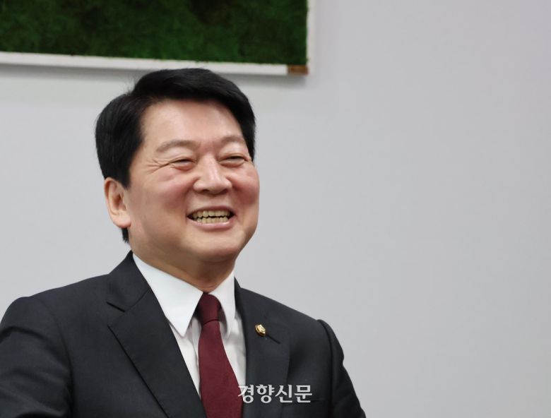 안철수 국민의힘 대선 경선 후보가 20일 국회 의원회관에서 경향신문 기자와 인터뷰하고 있다. 안철수 의원실 제공
