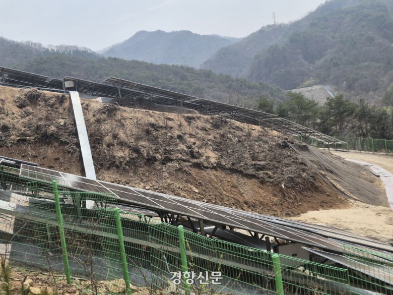 강원도 철원군 두루미 태양광발전소. 산비탈에 태양광 패널이 들어서 있다. 반기웅 기자