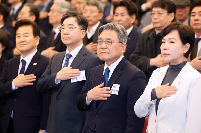 지난 16일 서울 여의도 국회도서관 대강당에서 열린 더불어민주당 이재명 전 대표의 싱크탱크 ‘성장과 통합’ 출범식에서 유종일·허민 상임 공동대표가 국기에 경례하고 있다. 앞줄 왼쪽부터 더불어민주당 정동영 의원, 유종일·허민 상임 공동대표, 더불어민주당 전현희 의원. 연합뉴스