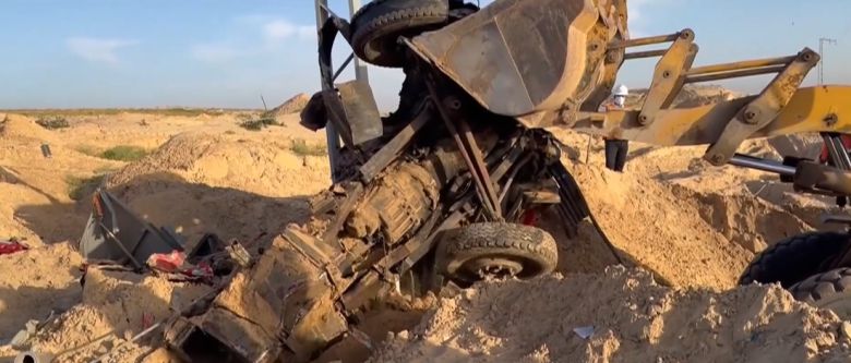 지난달 23일(현지시간) 이스라엘군이 공격 후 파괴·매장한 구호차량이 수습되고 있다. 팔레스타인 적신월사 영상 갈무리