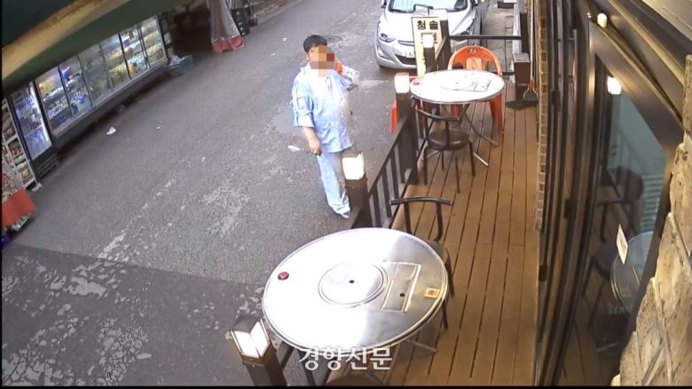 지난 22일 서울 강북구 미아역 인근에서 흉기를 휘둘러 살인 혐의로 체포된 30대 남성 A씨가 사건 현장 인근 폐쇄회로(CC)TV에 찍힌 모습. 독자 제공