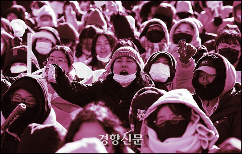 전국농민회총연맹이 트랙터를 몰고 서울 한남동 대통령광저로 향하다 서울 서초구 남태령 일대에서 가로 막혀 밤새 대치한 다음날인 22일 시민들이 모여 집회를 이어나가고 있다. 정효진 기자