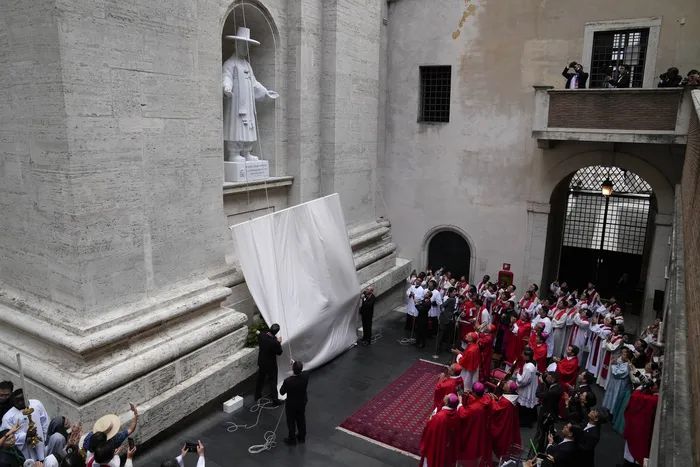 한국 최초의 사제 김대건 신부의 성상이 바티칸 성 베드로 대성전 외벽에 설치됐다. 2023년 9월16일(현지시간) 성상이 공개되는 모습. AP연합뉴스