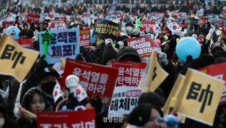 지난해 12월 21일 서울 종로구 광화문 동십자각 앞에서 열린 윤석열 즉각 체포·퇴진! 사회대개혁! 범시민 대행진 집회에 참석한 시민들이 구호를 외치고 있다. 성동훈 기자