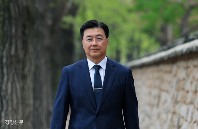 홍장원 전 국가정보원 1차장이 지난 17일 경향신문 인터뷰에 앞서 서울 정동길에서 사진촬영을 하고 있다. 그는 “군과 경찰, 그리고 대통령 직속기구인 국정원이 대통령의 명령에 복종하는 건 당연하지만 전제는 그 명령이 합법적이어야 한다는 것”이라고 강조했다. 이어 “최소한 3성 장군이라면 그만큼의 권한과 책임에 따른 선택을 했어야 하고 불법임을 알면서도 복종하기로 결정했다면 그에 마땅한 책임을 져야 한다”고 덧붙였다. 서성일 선임기자