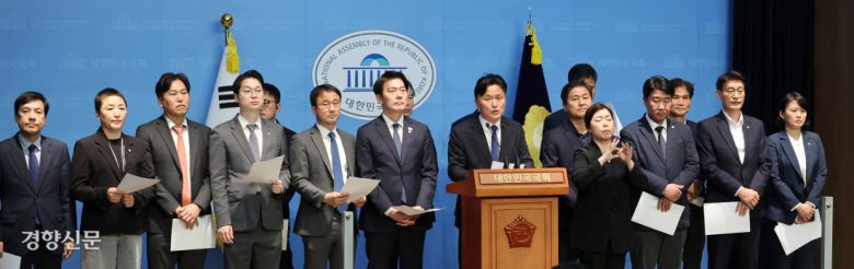 긴급 기자회견 더불어민주당 전정권정치탄압대책위원회 위원들이 24일 국회 소통관에서 검찰의 문재인 전 대통령 기소 관련 긴급 기자회견을 하고 있다. 박민규 선임기자 parkyu@kyunghyang.com