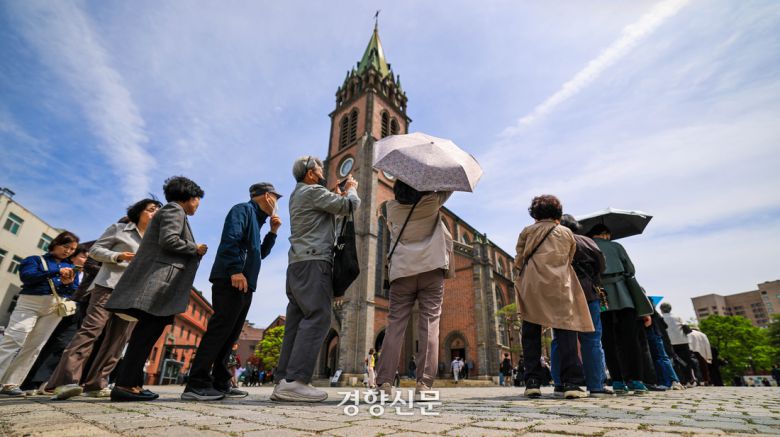 23일 서울 명동대성당에 마련된 프란치스코 교황 빈소를 찾은 신도와 시민들이 조문을 기다리고 있다. 2025.4.23 이준헌 기자