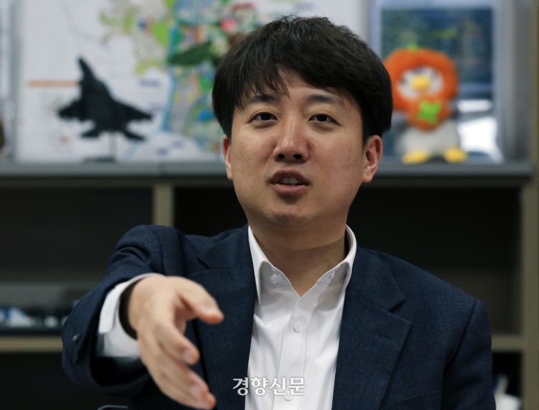 대선 출마를 선언한 이준석 개혁신당 의원이 23일 국회 의원회관 집무실에서 경향신문과 인터뷰를 하고 있다. 서성일 선임기자