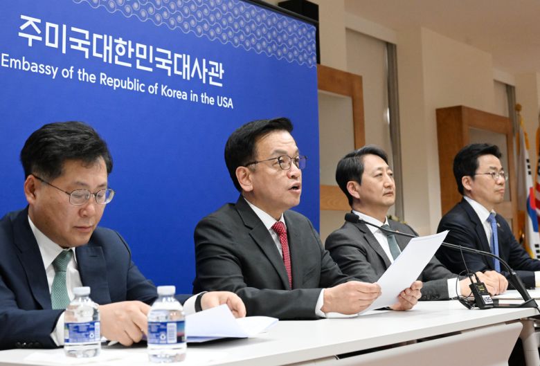 최상목 경제부총리 겸 기획재정부 장관과 안덕근 산업통상자원부 장관이 24일(현지시간) 한미 2+2 협의를 마친 뒤 주미대사관에서 브리핑을 하고 있다. 기획재정부 제공
