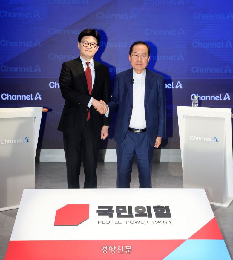 25일 서울 종로구  동아미디어센터 채널A 오픈스튜디오에서 국민의힘 대선 2차 경선 진출자인 한동훈, 홍준표 후보가 방송 전 악수를 하고있다. 국회사진기자단