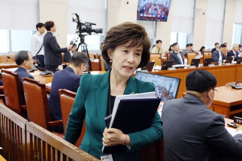 박선영 진실화해를위한과거사정리위원회 위원장이 24일 서울 여의도 국회에서 열린 행정안전위원회 전체회의에서 ‘5·18 북한군 개입설’과 관련한 답변을 이유로 퇴장당하고 있다. 연합뉴스